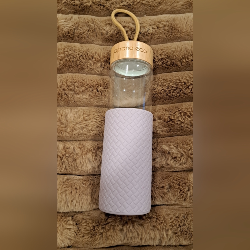 Apana Glass Water Bottle with Textured Pink Sleeve and Bamboo Lid